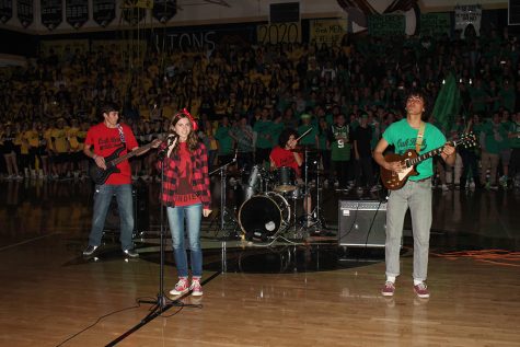 Students form local punk band ‘Los Besos’