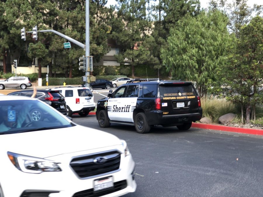 Police+cars+at+the+Oak+Park+high+school+exit.