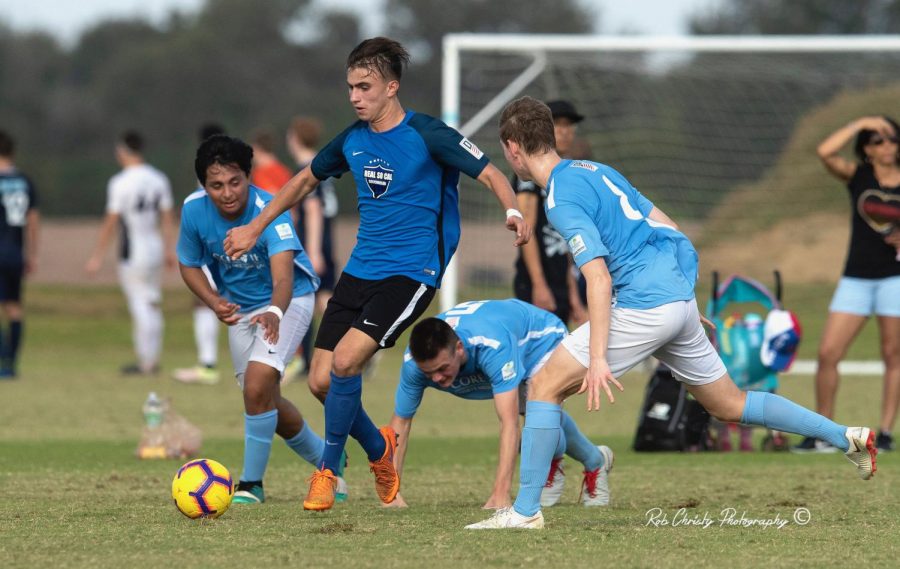 Senior+Quinn+Matulis+plays+mid-field+for+his+Real+So+Cal+Academy+team