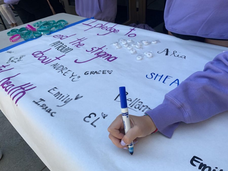 Students+pledge+to+combat+stigma+at+an+awareness+event+about+mental+health+sponsored+by+Advanced+Peer+Counseling.+